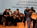 Barbara Piotrowska i Barbara Góral odbierają nagrodę 